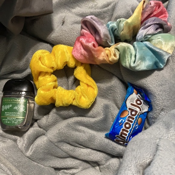 Bundle - Picture 2 of 3